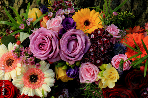Colorful wedding flowers © Studio Porto Sabbia