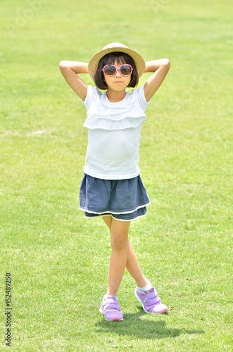 芝生広場で笑う女の子 麦わら帽子 サングラス Stock Photo Adobe Stock 芝生広場で笑う女の子 麦わら帽子 サングラス Stock Photo Adobe Stock