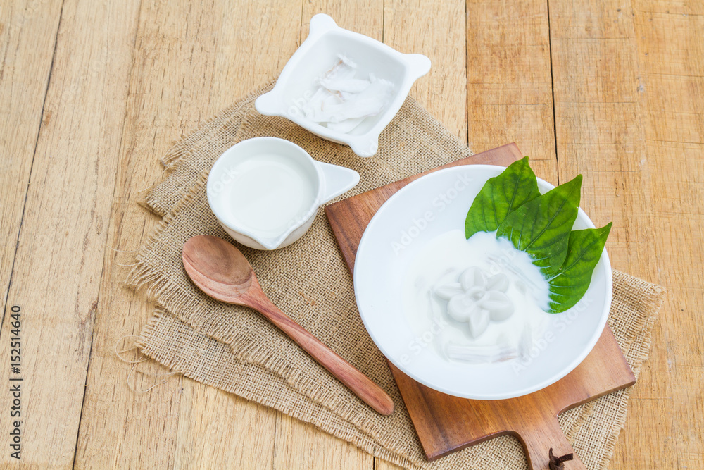 Coconut jelly and coconut milk Coconut jelly and coconut milk