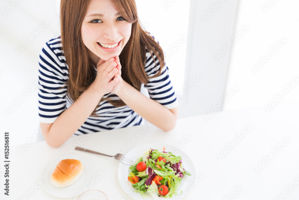 食事をする女性 食事をする女性