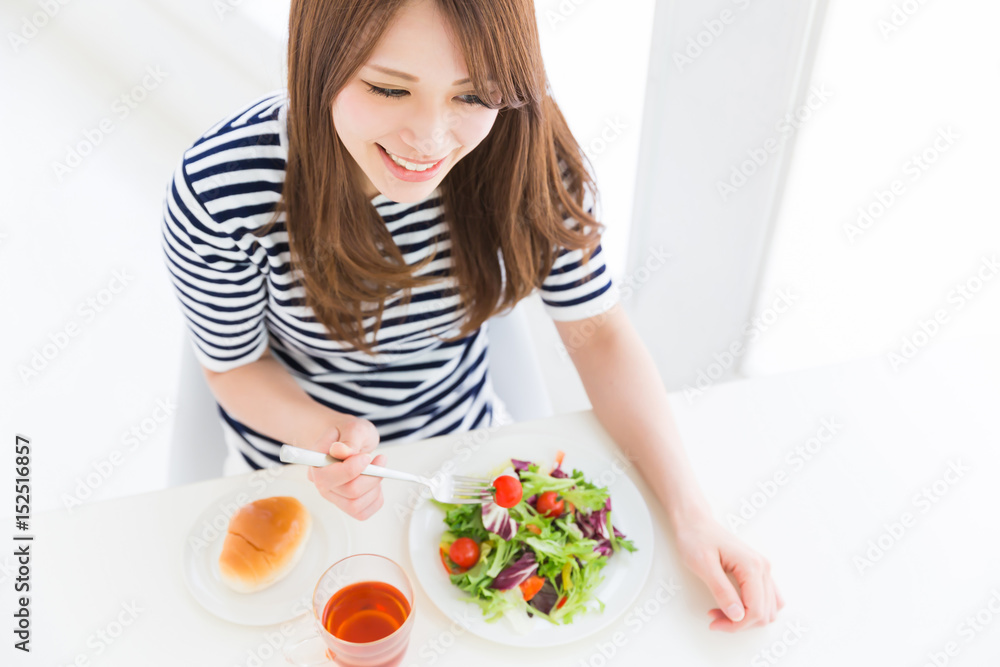 食事をする女性 食事をする女性