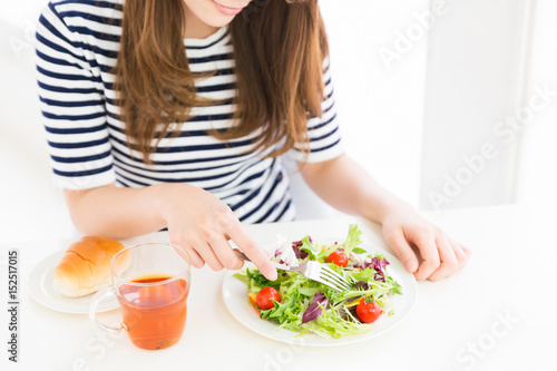 サラダを食べる女性 手元