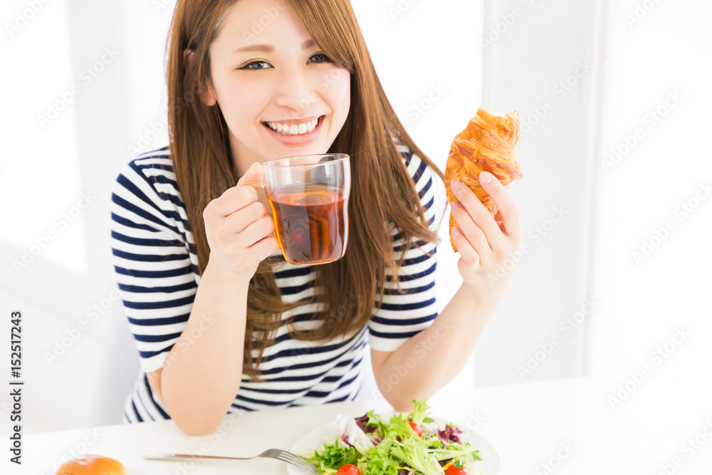 食事をする女性