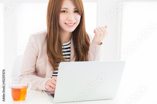 パソコンを見る女性 ビジネス