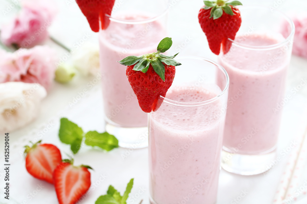 Delicious strawberry smoothie with fresh strawberry in a glass.Selective focus.
いちごのスムージー Delicious strawberry smoothie with fresh strawberry in a glass.Selective focus.
いちごのスムージー