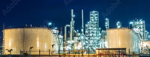Canvas Print Refinery tower in petrochemical industrial plant with Twilight