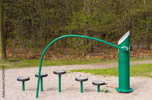 Outdoor exercise station with stepping stools