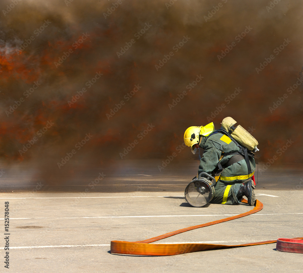 Obraz premium strażacy w akcji otaczają dymem.