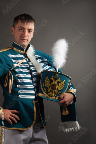 Foto russian hussar on gray background
