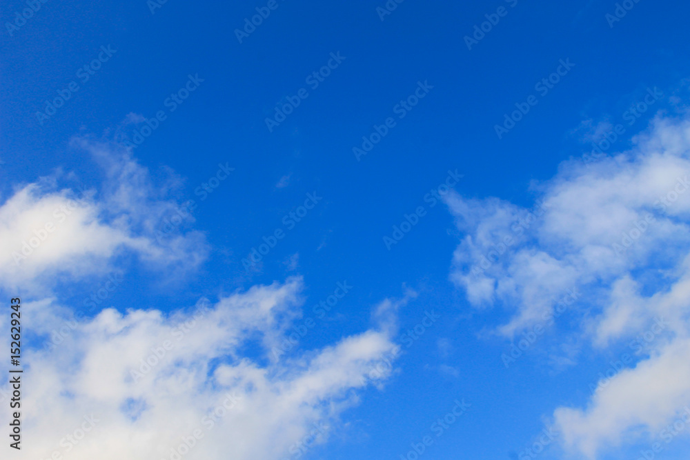 Obraz premium White clouds in blue sky