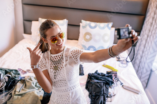 Foto Young woman taking a selfie wearing colorful goggles.
