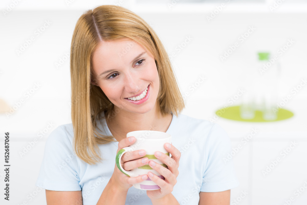 frau genießt einen becher kaffee frau genießt einen becher kaffee