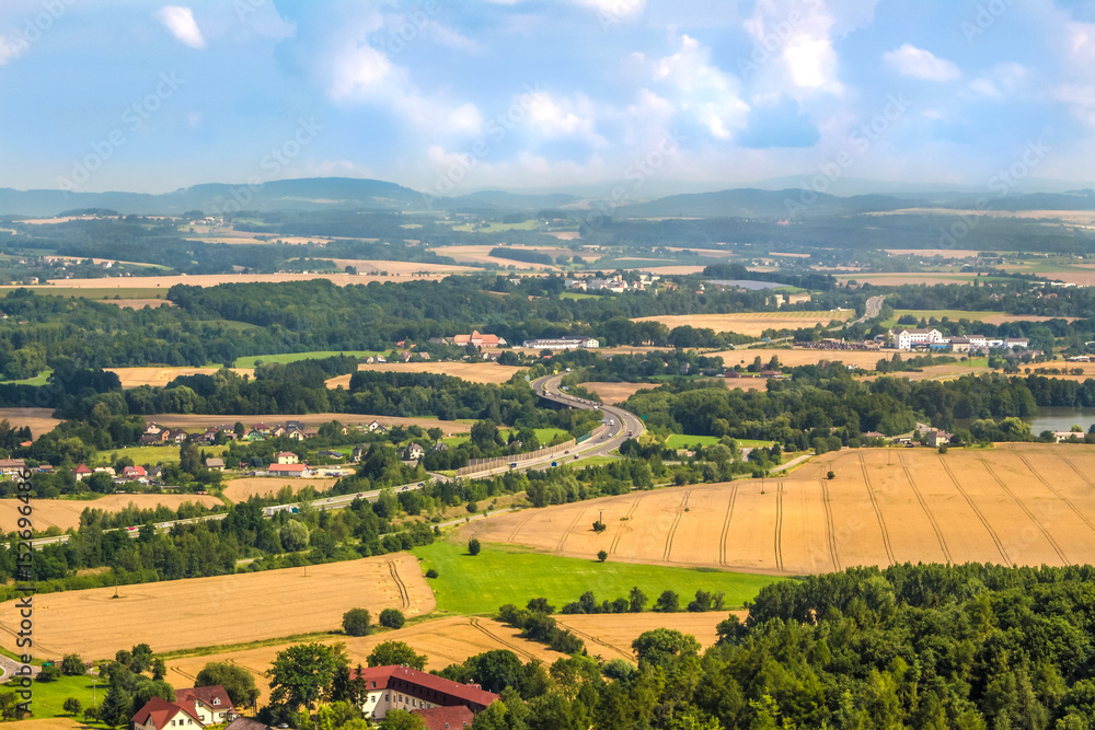 Krajobraz wiejski widziany z góry. Pola i wsie w republice czeskiej.