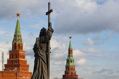 Mosca, 26/04/2017: la statua di Vladimir il Grande, considerato il fondatore dello Stato russo, vista tra le due torri del Cremlino Borovickaja e Vodovzvodnaja photo