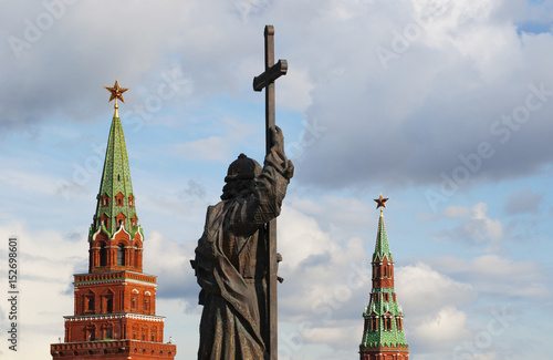 Mosca, 26/04/2017: la statua di Vladimir il Grande, considerato il fondatore dello Stato russo, vista tra le due torri del Cremlino Borovickaja e Vodovzvodnaja photo