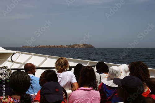 Touristes découvrant l'île de Gorée © Clemence Béhier