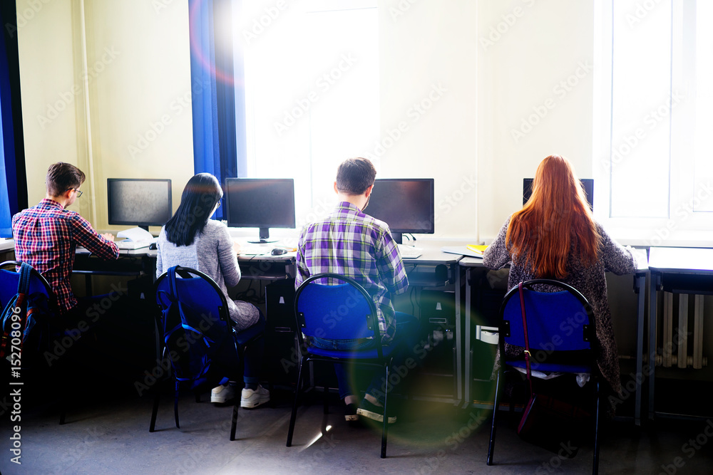 Obraz premium Students working on computers