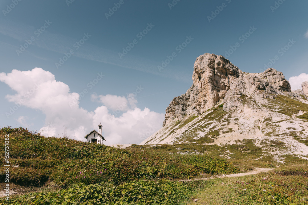 Kapelle an der Drei-Zinnen-Hütte in den Dolomiten, Italien Stock Photo ...