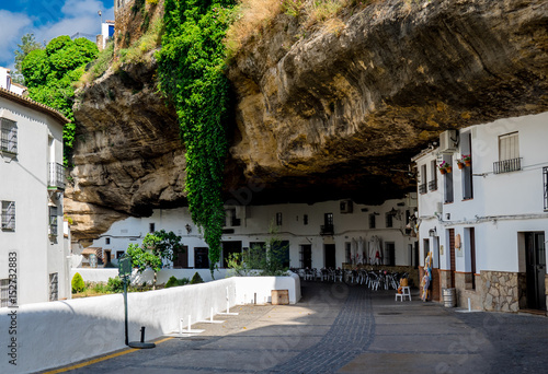 Fototapete "Setenil de las Bodegas" Cityscape in Spain