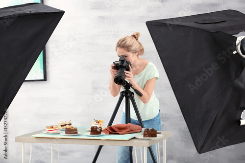 Young woman photographing f...