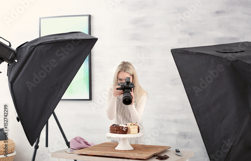 Young woman photographing f...