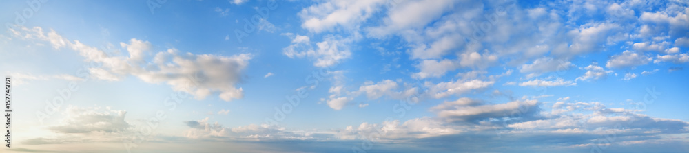 Obraz premium Rano błękitne niebo panorama.