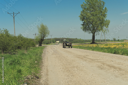 rolnik na drodze polnej