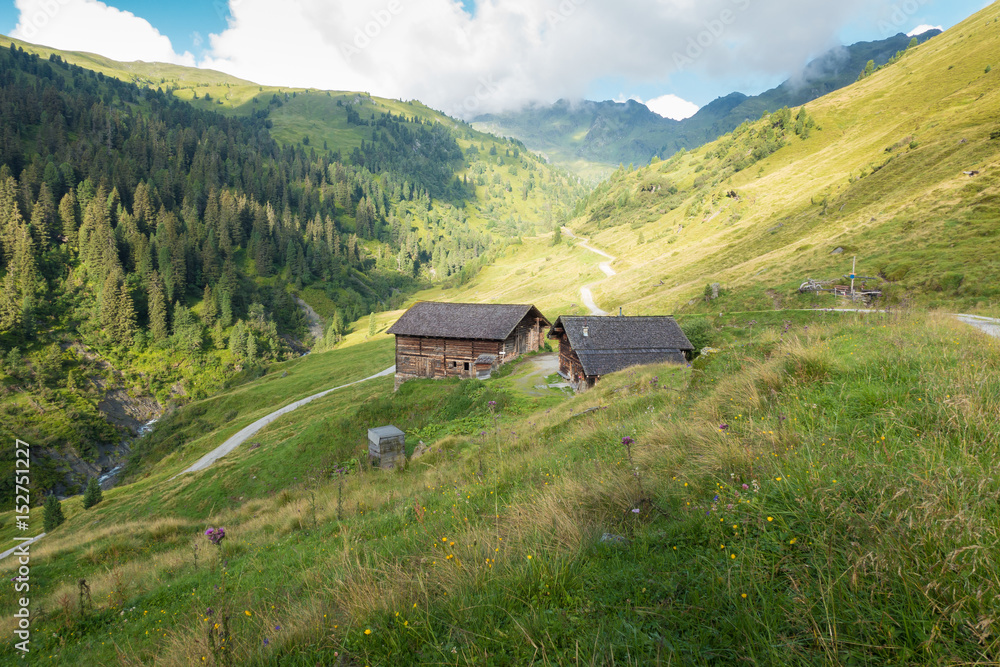 Almhütten in den österreichischen Bergen Almhütten in den österreichischen Bergen