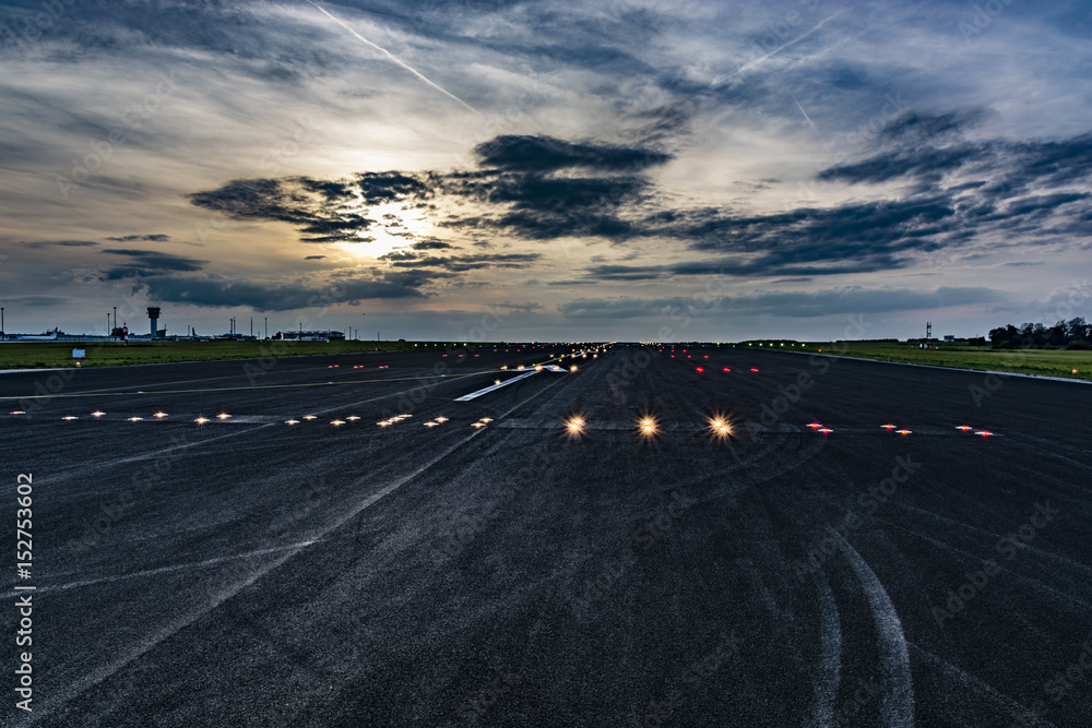 Fototapeta premium Landebahn des Erfurter Flughafen (2)