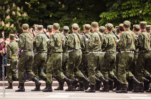 Foto military men in green dress uniform marching to victory parade