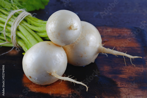 Ein Bund Mairüben auf einem Holzbrettchen