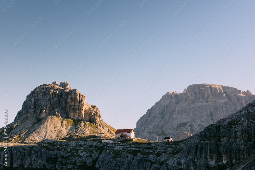 Blick auf die Drei-Zinnen-Hütte und den Toblinger Knoten bei ...