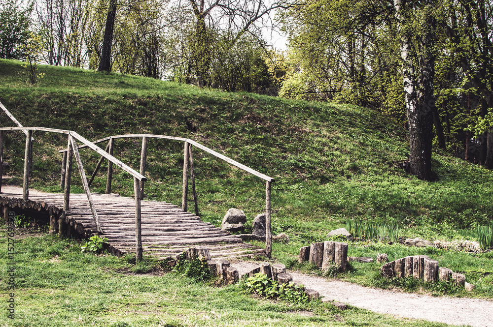 Obraz premium Old wooden decorative bridge in the park
