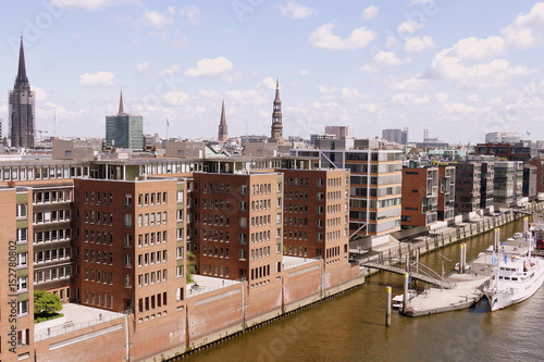 Hamburger Speicherstadt mit Elbe