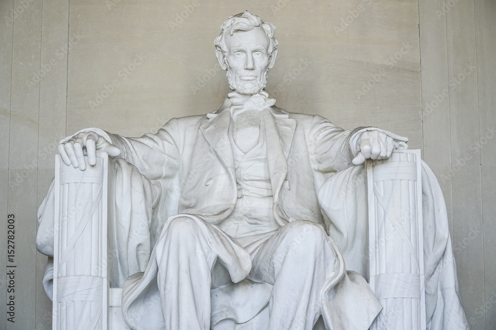 Fototapeta premium Abraham Lincoln sitting in a chair at Lincoln Memorial Washington - WASHINGTON DC - COLUMBIA - APRIL 7, 2017