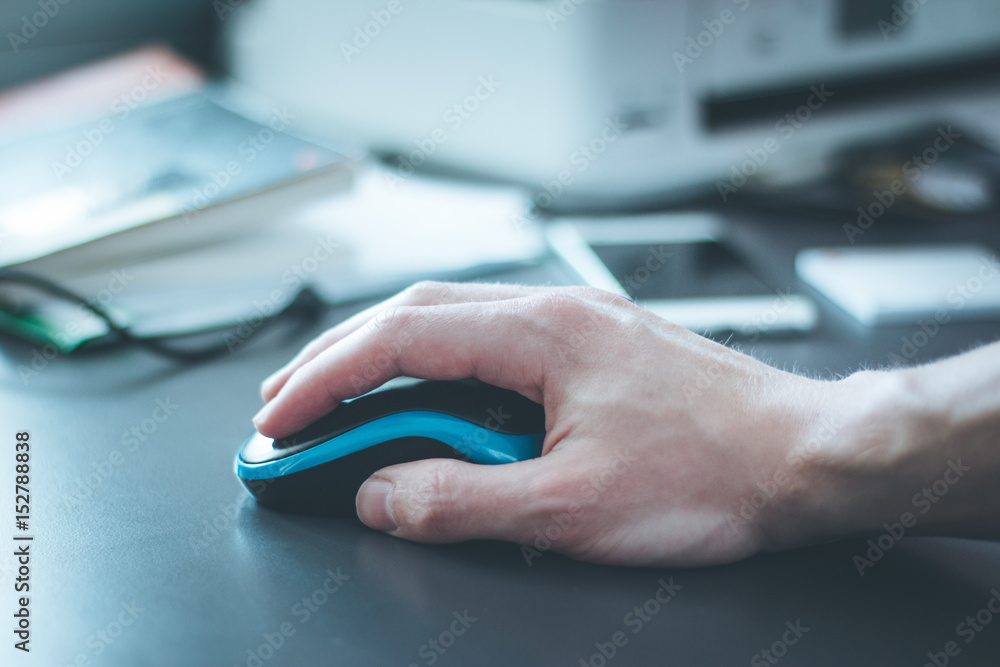 Computermaus, Männerhand, Büroarbeit, closeup Computermaus, Männerhand, Büroarbeit, closeup