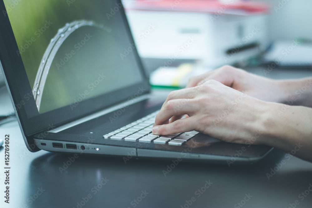 Laptop, schreibende Hände, Büroarbeit Laptop, schreibende Hände, Büroarbeit