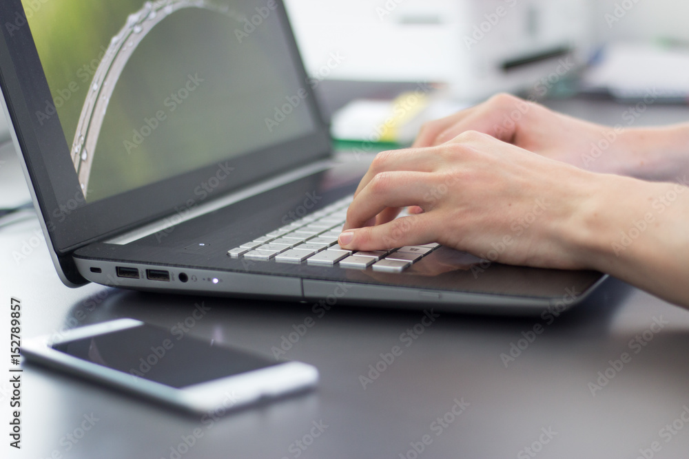 Laptop, schreibende Hände, Büroarbeit Laptop, schreibende Hände, Büroarbeit