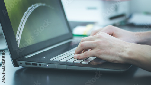 Laptop, schreibende Hände, Büroarbeit, Breitbild