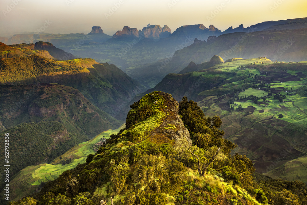 Fototapeta premium Etiopia. Park Narodowy Gór Simien. Punkt widokowy w pobliżu obozu Chenek