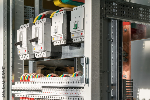Connecting cables with cable lugs to circuit breakers in the electrical control panel