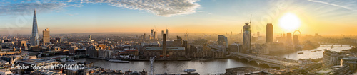 Sonnenuntergang über der neuen Skyline von London, Großbritannien