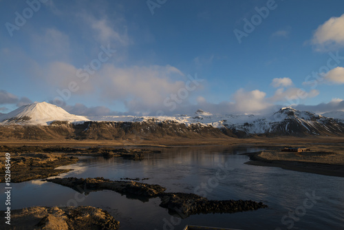 Fototapeta Naklejka Na Ścianę i Meble -  Beautiful Iceland lake with reflection 