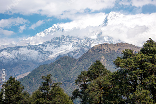 Widok na okryty chmurami szczyt Annapurny Po  udniowej.