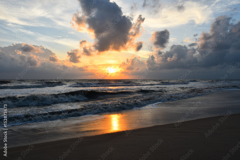 Fototapeta premium sunrise over the sea beach, cloudy