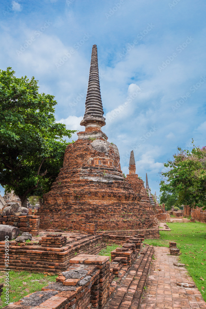 Fototapeta premium Ruins of buddha statues and pagoda of Wat Phra Si Sanphet in Ayutthaya historical park, Thailand