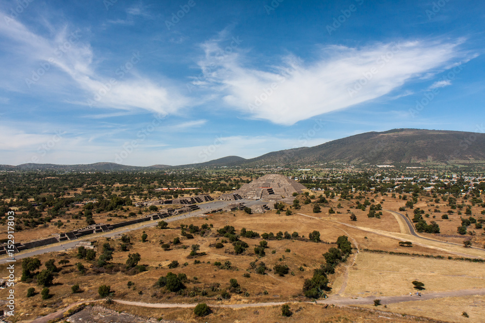Fototapeta premium テオティワカン遺跡より、 太陽のピラミッドから死者の大通り、月のピラミッドを望む