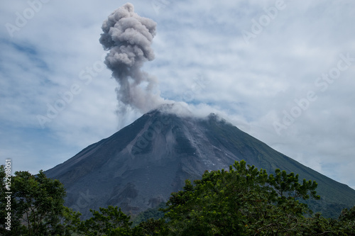 コスタリカのアレナル火山の噴火