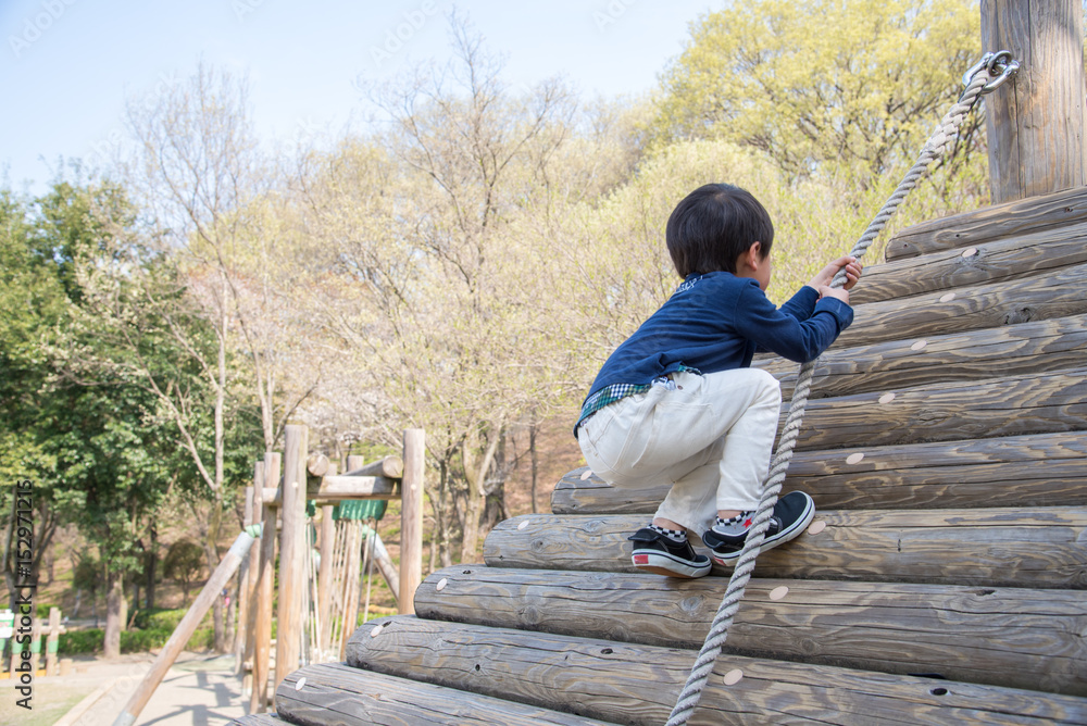 公園で遊ぶ子供 公園で遊ぶ子供
