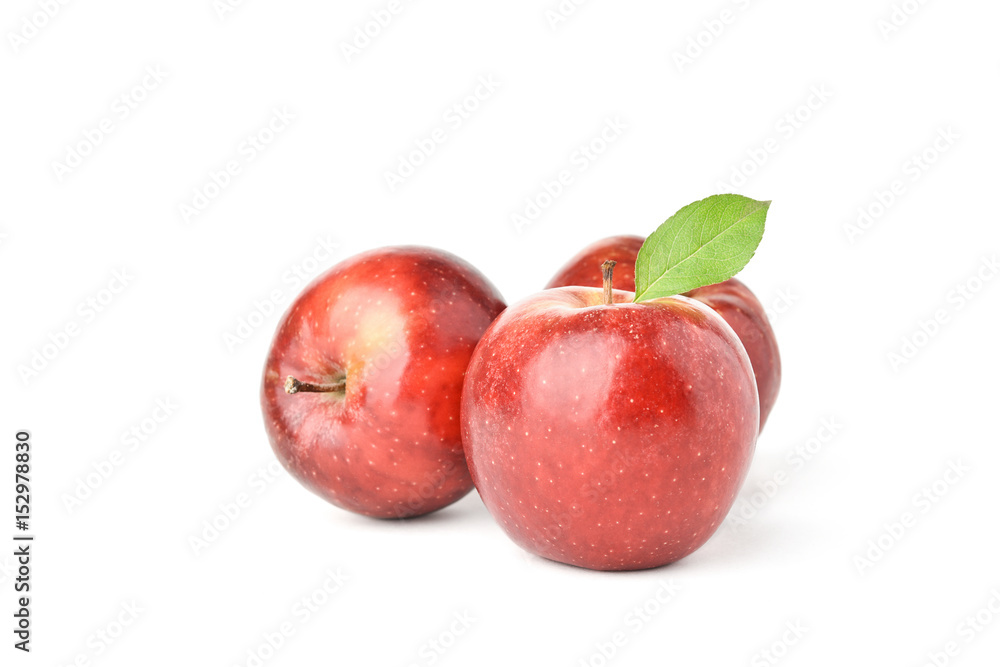 Drei rote Äpfel vor weißem Hintergrund
